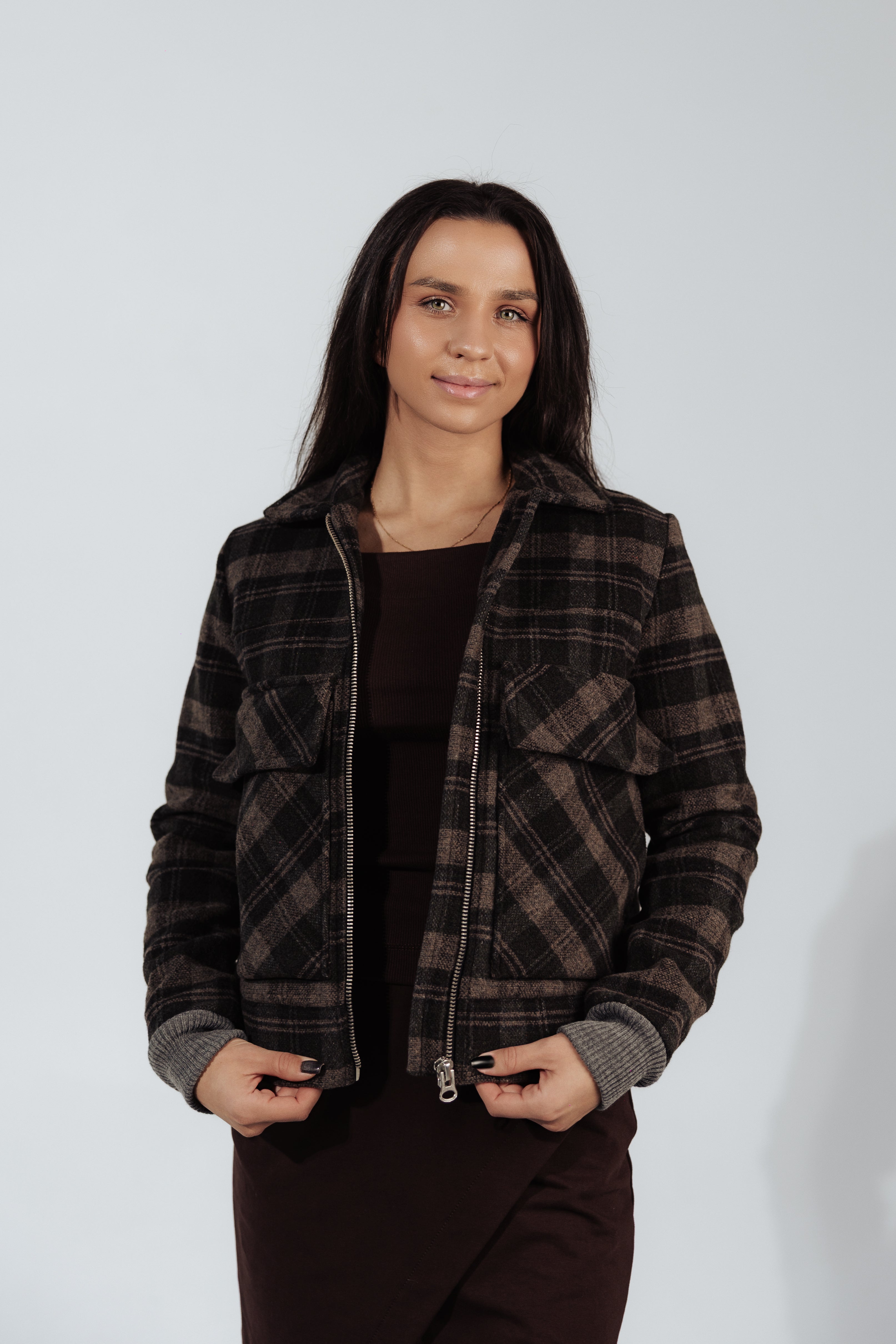 Modelka w kurtce ELISE Caroline w ciemną kratę